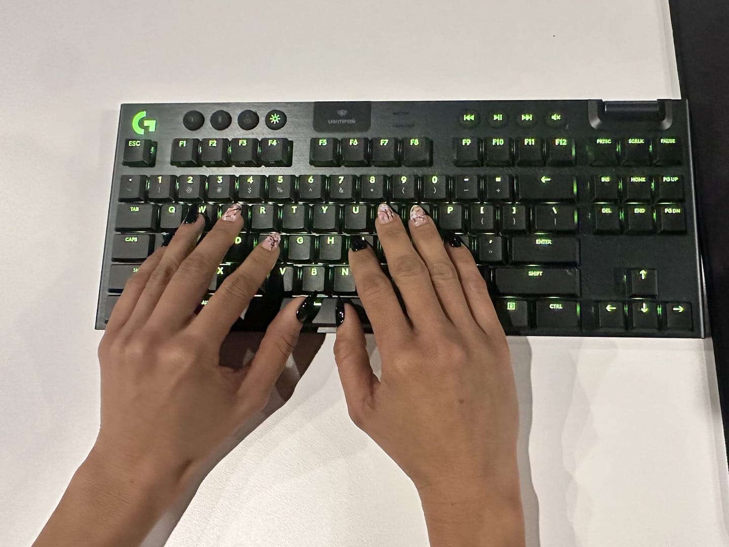 Typing with Long Nails: The Gamer’s Edge – From Changing Lengths to Linear Switches