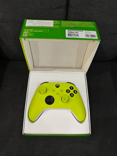 Click to view full screen Microsoft Xbox Wireless Controller (series X, Xbox S, X Box One, Windows, IOS, Android) – Electric Volt - Green photo review