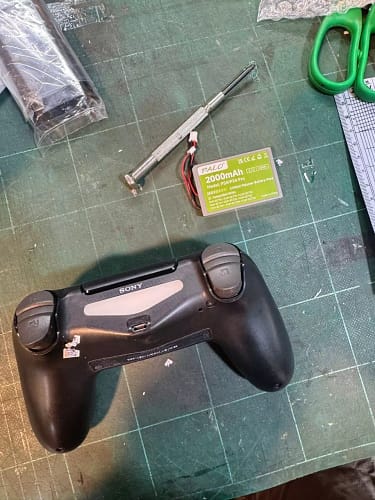 Click to view full screen PALO 2000mAh Replacement Battery for PS4 / PS4 Pro DualShock 4 Controllers photo review